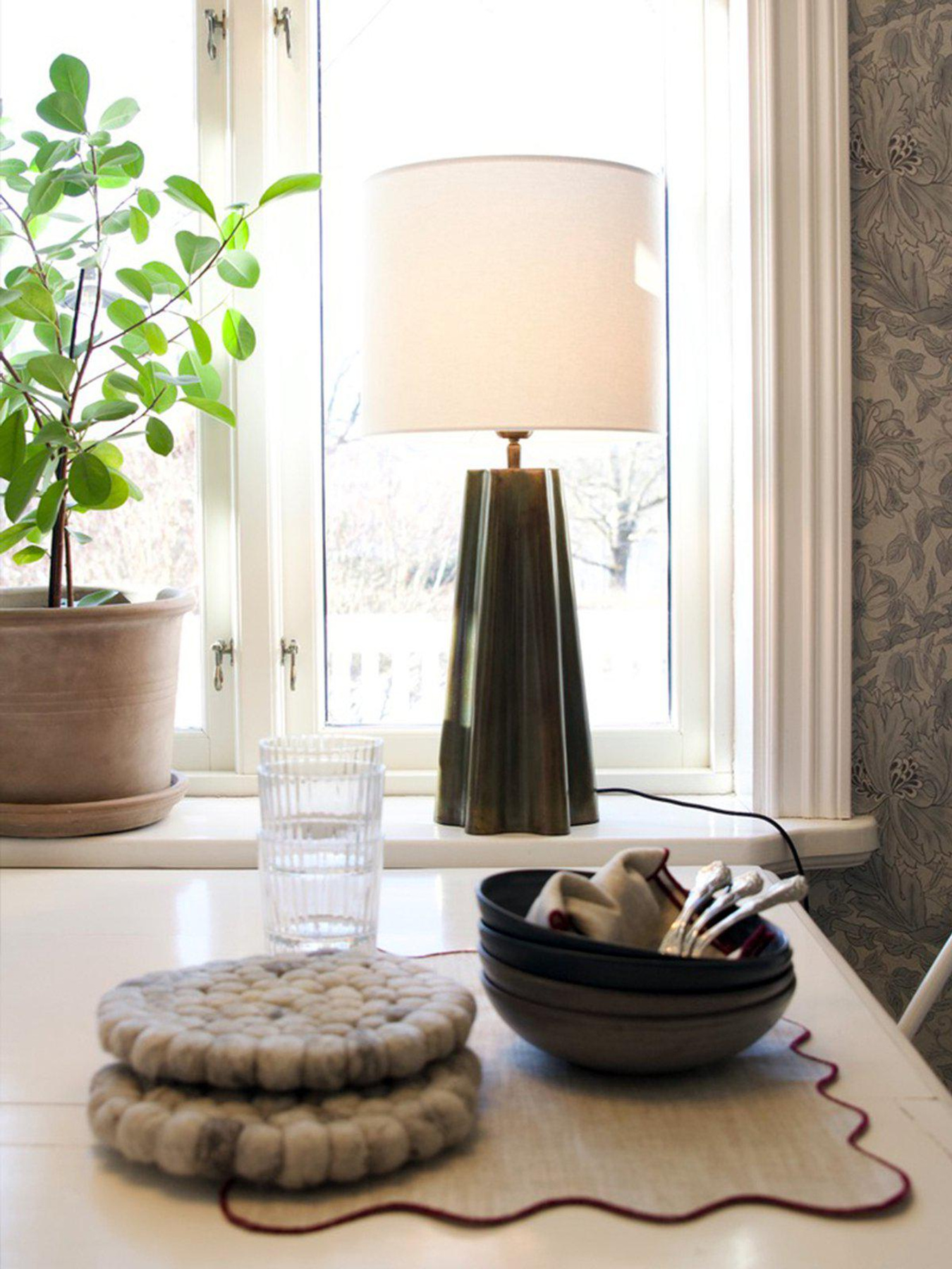 Lamp base Aira with white shade 65cm