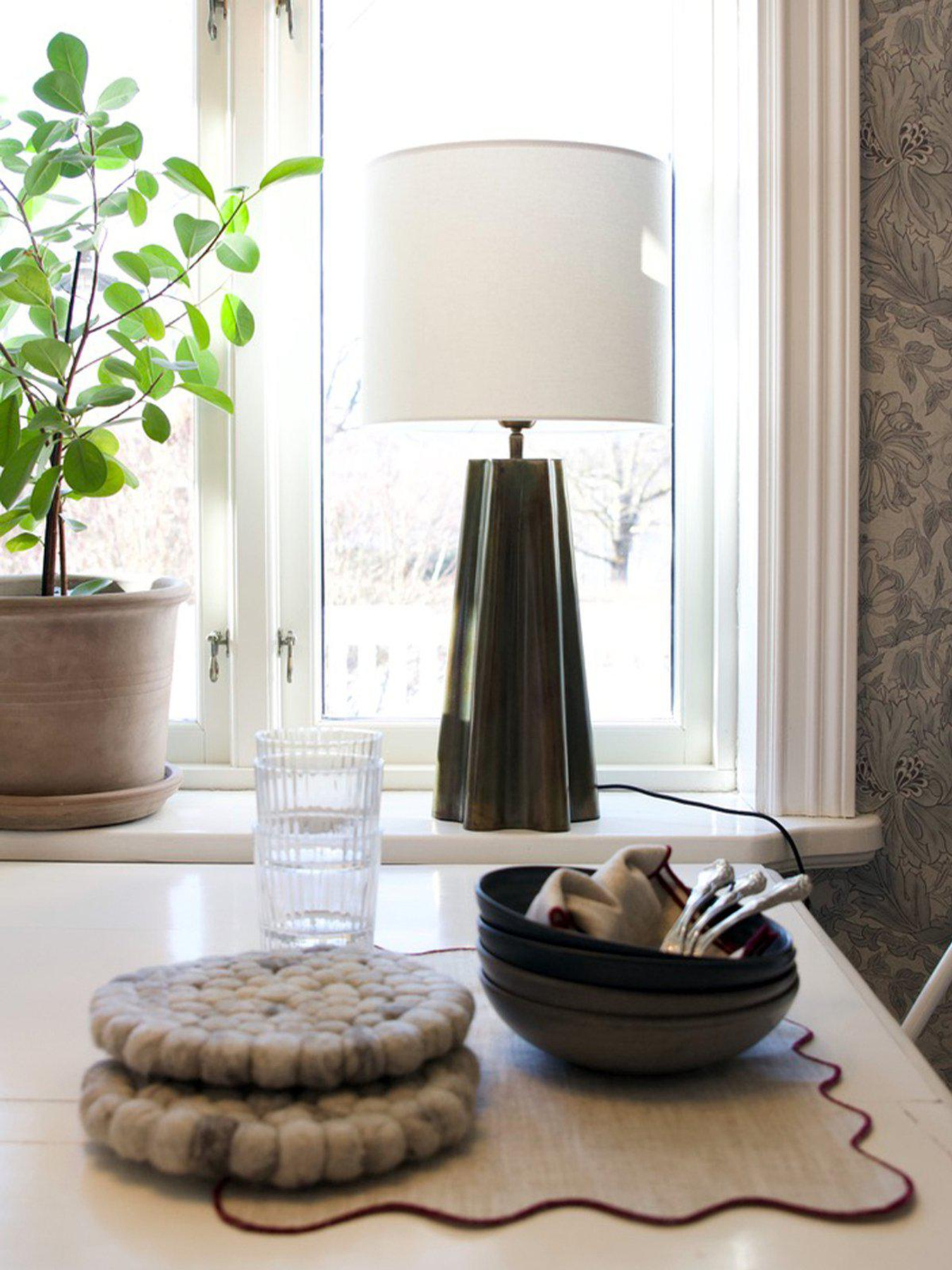 Lamp base Aira with white shade 65cm